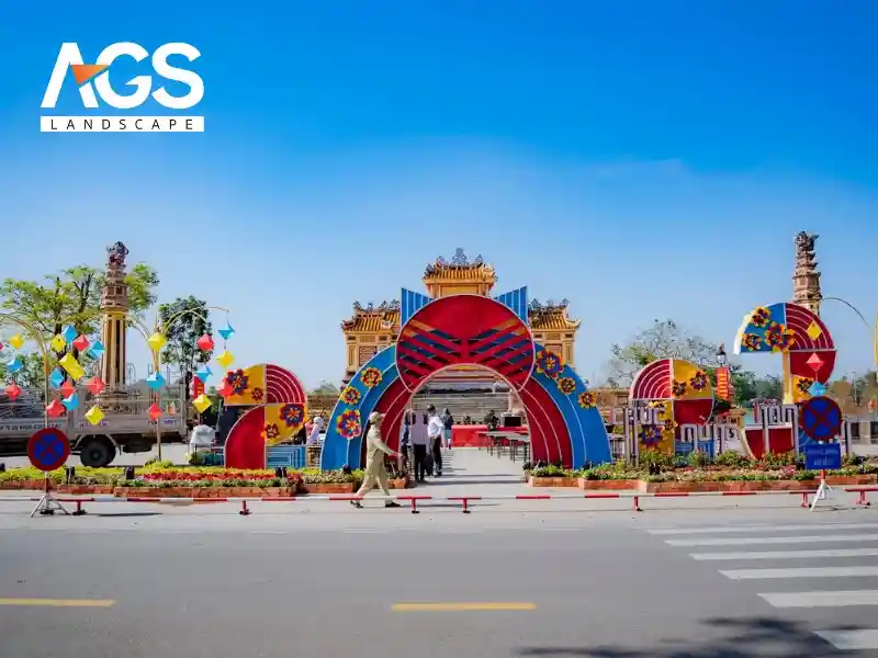 Cổng chào Hội hoa Xuân Huế 2023 tại đầu cầu Trường Tiền do AGS Landscape thiết kế sử dụng gam màu tươi mới, hình khối hiện đại mô phỏng dáng mèo cùng hoa văn cách điệu. Thiết kế kết hợp lồng đèn xuyên sáng và tiểu cảnh hoa, tạo nên không gian sống động, rực rỡ mang đậm không khí xuân và bản sắc Huế. (Nguồn ảnh: AGS Landscape)