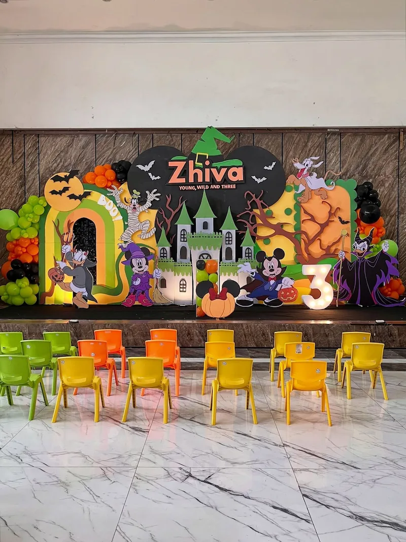 trang trí sân khấu halloween