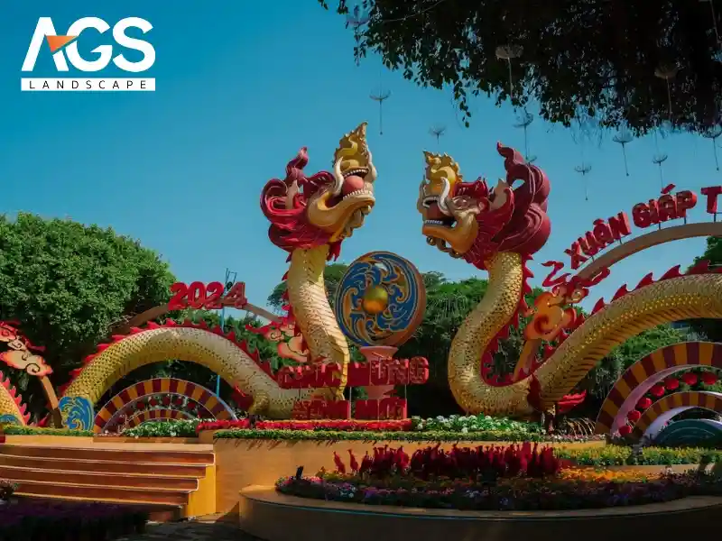 Cổng chào Hội hoa xuân Vũng Tàu 2024 lấy cảm hứng từ đôi rồng thời lý tại đại cảnh “Lưỡng Long Chầu Nguyệt”, được thiết kế dựa trên sự kết hợp hài hòa giữa các chất liệu dân gian và phong cách hiện đại. Những yếu tố thân thuộc như hình ảnh biển cả, lễ hội Nghinh Ông, và tinh thần bám biển của người dân được lồng ghép khéo léo với các đường nét hiện đại, tạo nên một tác phẩm vừa gần gũi, vừa mới mẻ. (Nguồn ảnh: AGS Landscape)