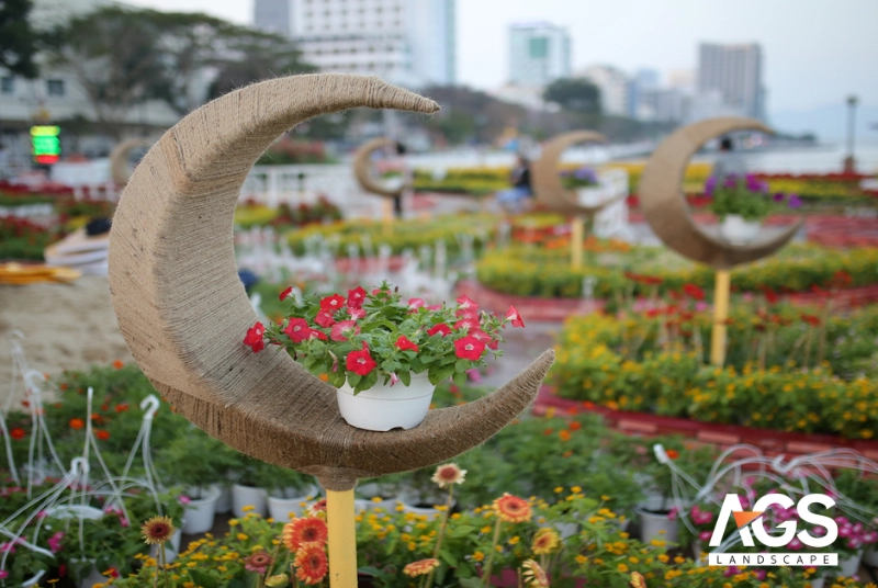 Hoa trang trí đô thị góp phần tạo nên vẻ đẹp cho thành phố (Nguồn: AGS Landscape https://agsevent.vn/thiet-ke-duong-hoa/ )