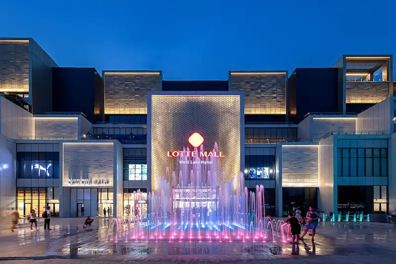Đài phun nước tại TTTM Lotte Mall West Lakes (Nguồn: Lotte.com)