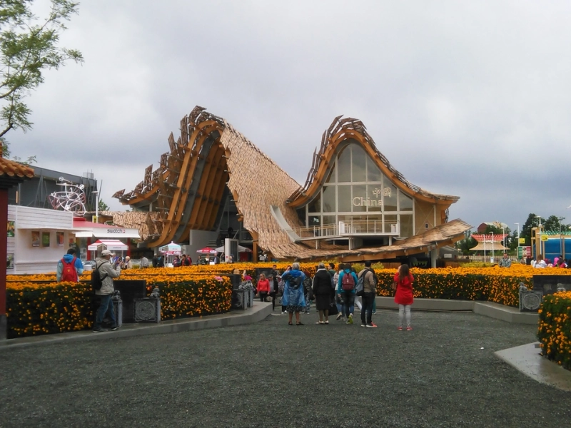 Không thể bỏ qua yếu tố âm thanh, ánh sáng khi nhắc đến nguyên tắc thiết kế Pavilion (Nguồn Commons Wikimedia)