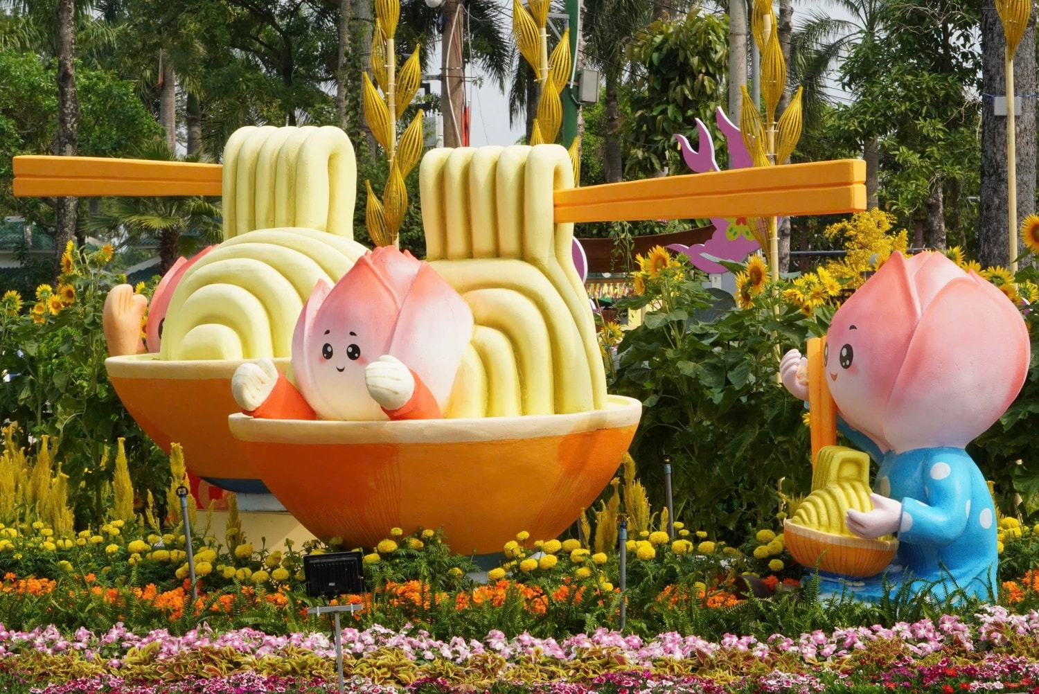 Đường hoa Xuân TP. Cao Lãnh: “Sen hồng bứt phá - Vươn tới tương lai”