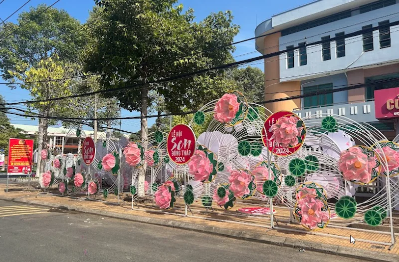 Các chi tiết chủ yếu được decor bằng hoa sen và lá (Nguồn: AGS Landscape)