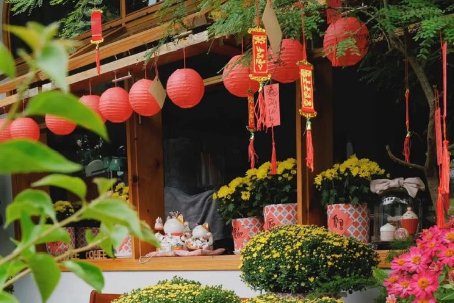Trang Trí Sân Vườn Tết: Hướng Dẫn Bố Cục Chuyên Sâu Để Không Gian Vừa Đẹp Vừa Bền