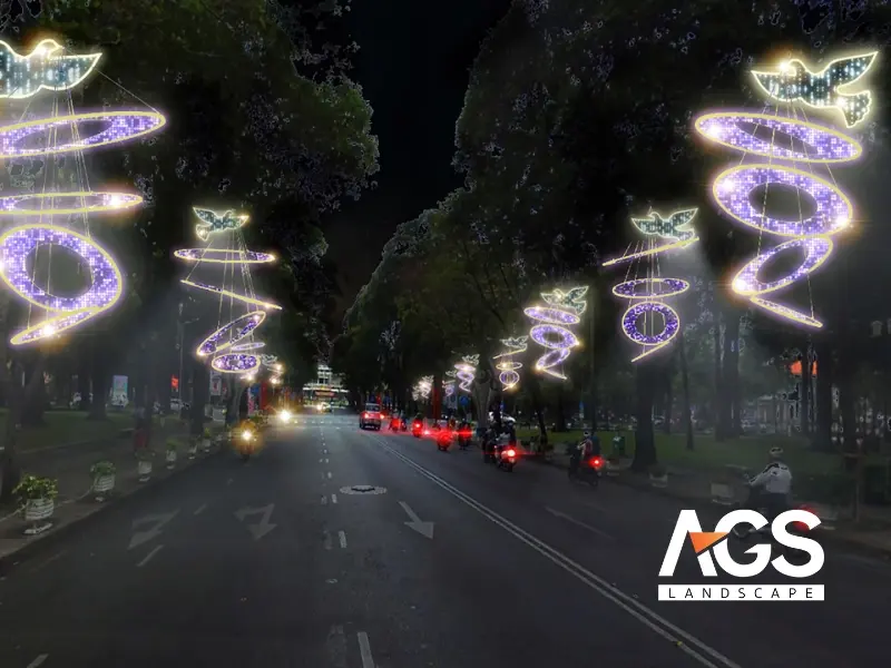 Dự án trang trí đường đèn là sự kết hợp giữa ánh sáng, màu sắc và các hình khối nghệ thuật (Nguồn: AGS Landscape)