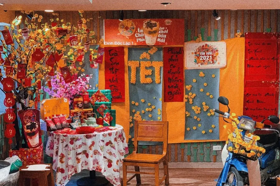 Hướng Dẫn Trang Trí Cửa Hàng Tết: Biến Mặt Tiền Thành “Cỗ Máy” Thu Hút Khách