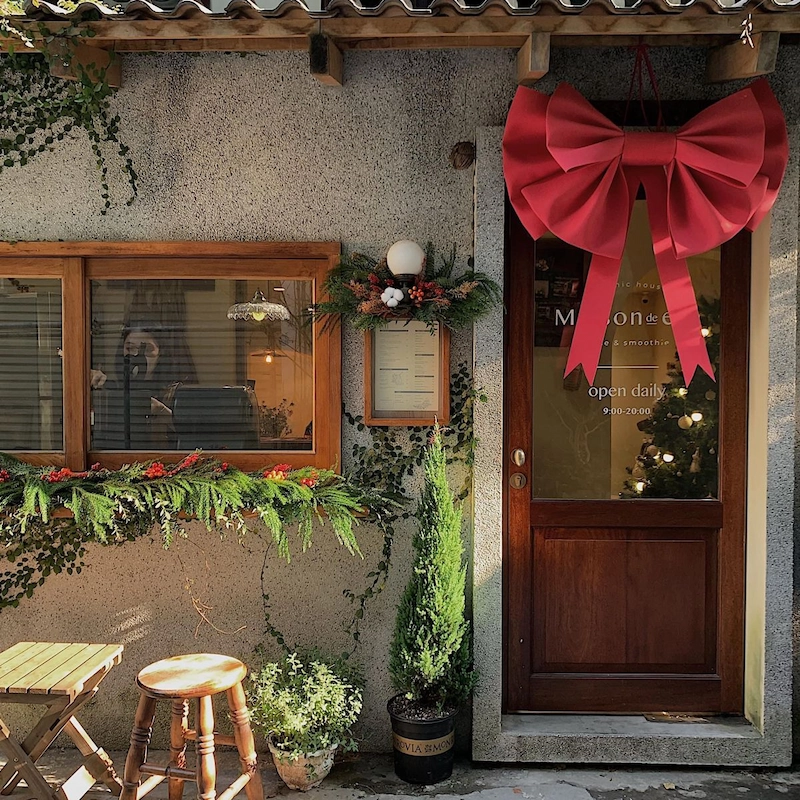 Trang trí mặt tiền và cửa ra vào ấn tượng  (Nguồn: Pinterest) 