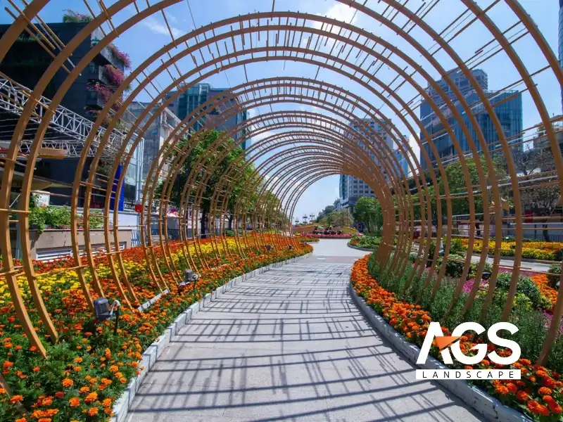 Thiết kế lối vào với những vòm cây và hoa hai bên đường (Nguồn: AGS Landscape) Thiết kế lối vào với những vòm cây và hoa hai bên đường (Nguồn: AGS Landscape)