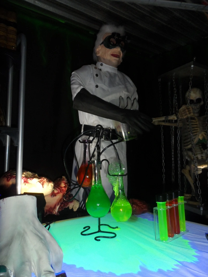 trang trí gian hàng halloween