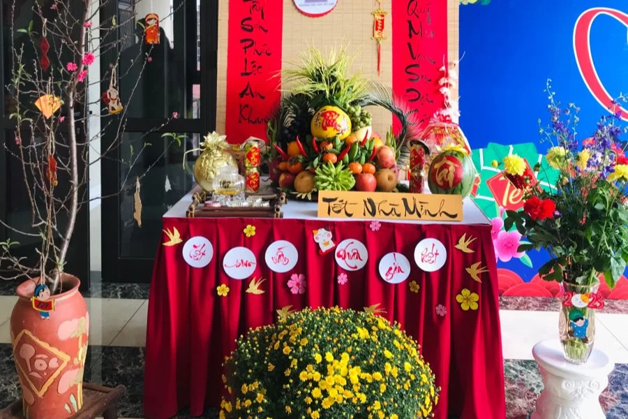 Hướng Dẫn Trang Trí Tết Công Ty Toàn Diện: Từ Ý Tưởng, Ngân Sách Đến Thi Công An Toàn