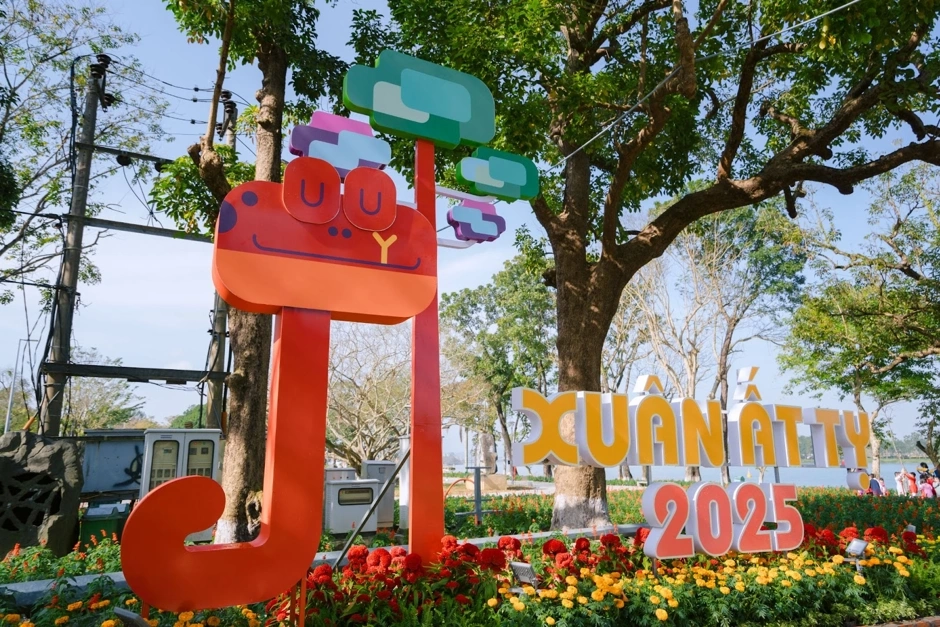 Linh vật rắn cao 6 m tại Hội Xuân Huế 2025 - Báo VnExpress Du lịch