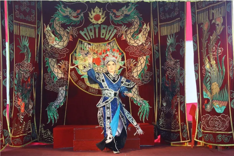 sân khấu trong các lễ hội truyền thống thường được thiết kế như thế nào
