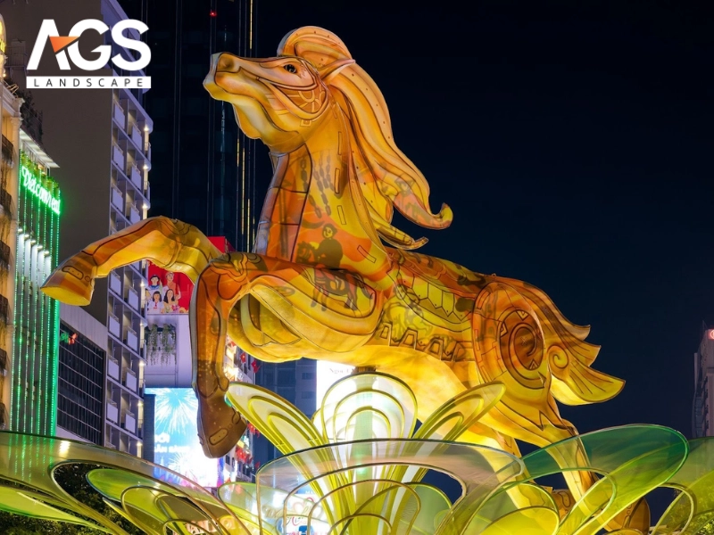 Đại cảnh kết là đoàn ngựa vĩnh cửu phi nước đại – biểu trưng cho quá trình vươn mình, hội nhập (Nguồn: AGS Landscape) Đại cảnh kết là đoàn ngựa vĩnh cửu phi nước đại – biểu trưng cho quá trình vươn mình, hội nhập (Nguồn: AGS Landscape)