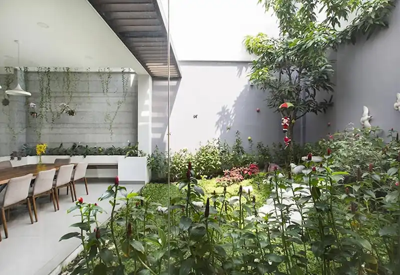 Khoảng sân trong nhà ống đậm chất Hà Nội với tiểu cảnh và ánh sáng tự nhiên. Một thiết kế cảnh quan độc đáo là điểm nhấn cá tính, giúp công trình có dấu ấn riêng. (Nguồn ảnh: Internet)