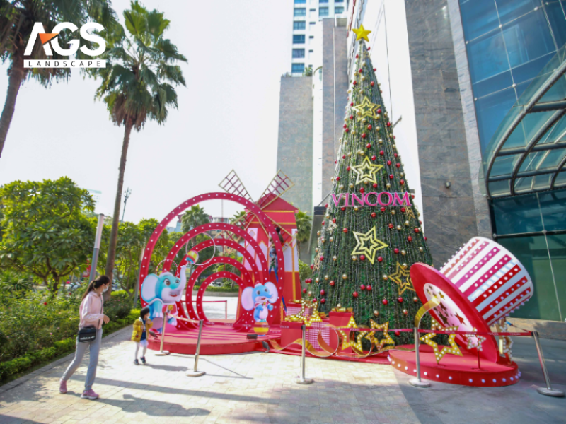 Cây thông Noel khổng lồ trung tâm