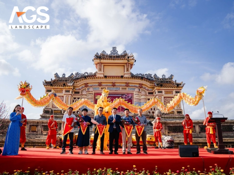 Đại diện AGS vinh dự nhận lưu niệm tại Lễ Khai mạc Hội Xuân Huế 2026 (Nguồn: AGS Landscape)