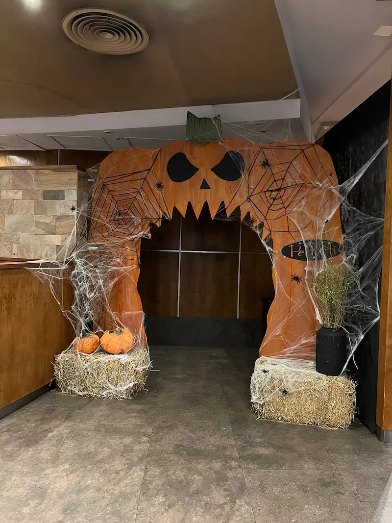 trang trí halloween công ty