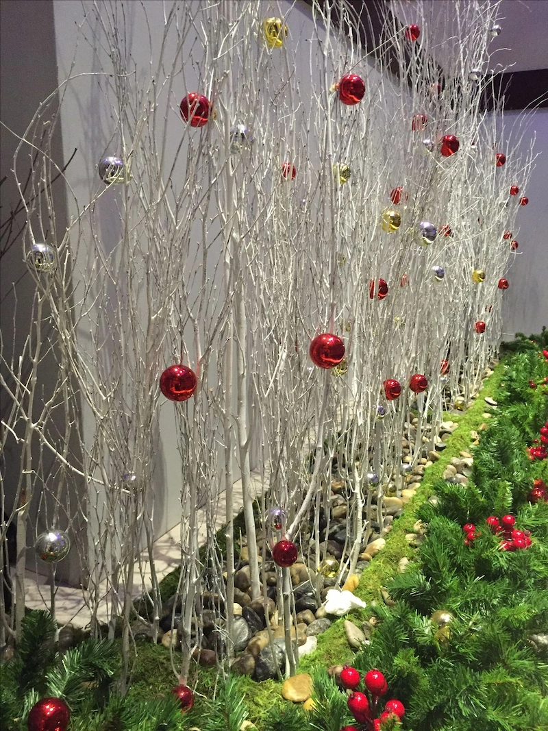 Tạo điểm nhấn với cây cảnh và hoa tươi (Nguồn: Pinterest)