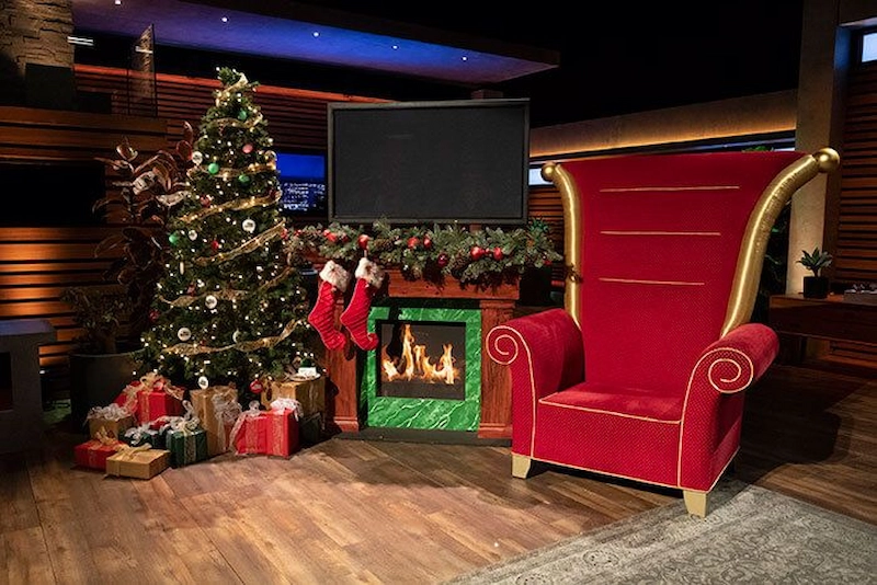 Góc "Ông già Noel" với ghế bành, lò sưởi giả và quà tặng (Nguồn: Pinterest)