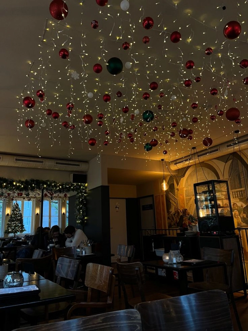 Trang trí trần nhà (Nguồn: Pinterest)