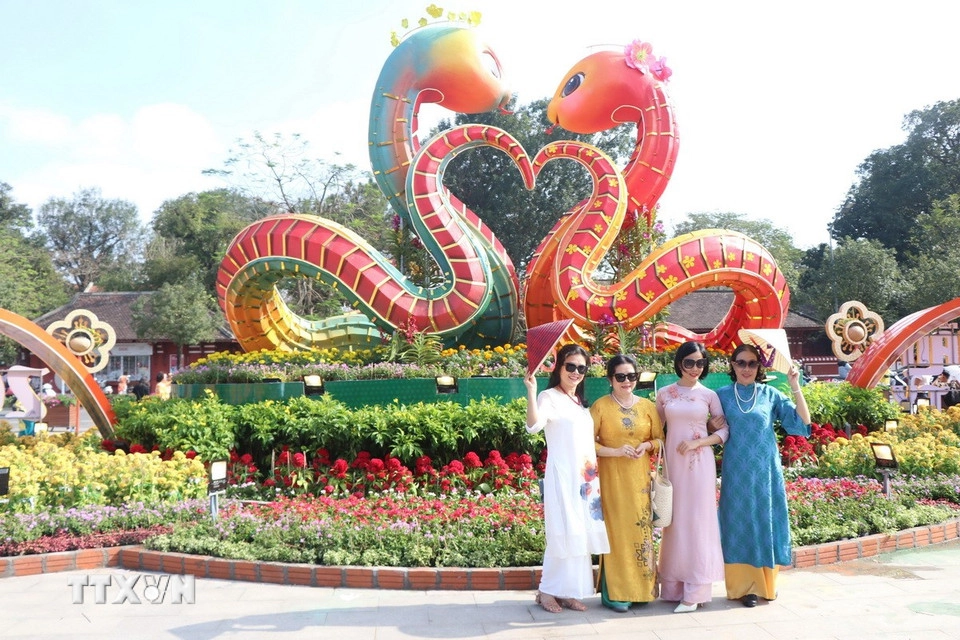 Ngắm cặp đôi linh vật rắn ở thành phố Huế trước thềm Tết Ất Tỵ 2025 | Vietnam+ (VietnamPlus)