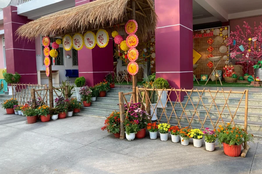 Trang Trí Cổng Trường Ngày Tết: Từ Ý Tưởng Đến Thi Công An Toàn, Đúng Chuẩn Lễ Hội
