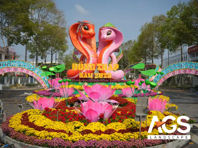 Linh vật Rắn (Ất Tỵ) được đặt tại cổng chào của Đường hoa Cao Lãnh 2025 (Nguồn AGS Landscape)