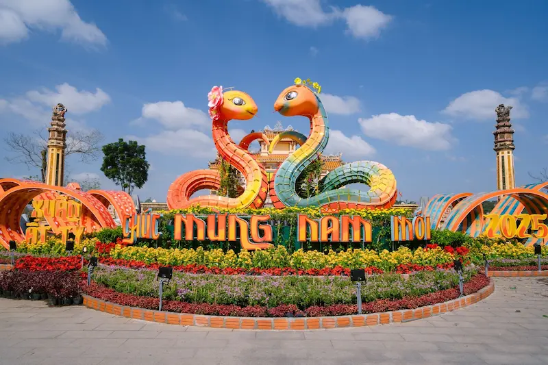 câu chuyện linh vật Rắn hội hoa xuân Huế 2025