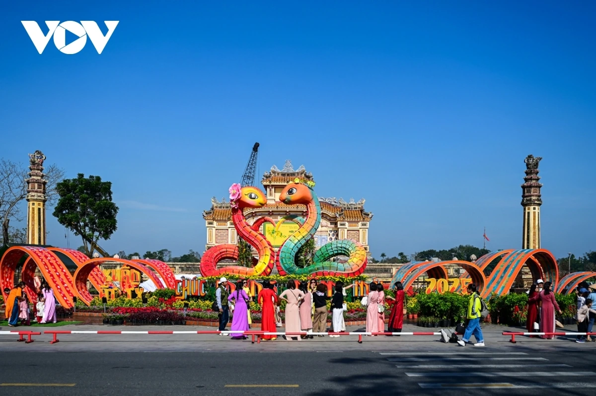 Chiêm ngưỡng linh vật rắn ở Huế