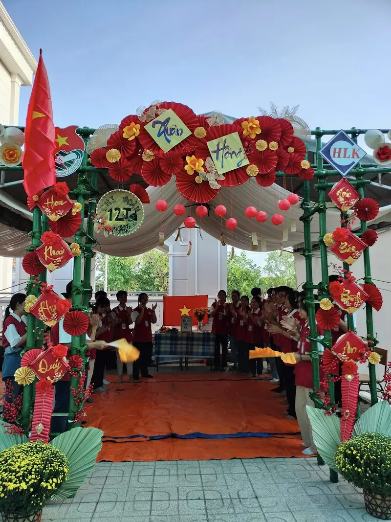 trang trí cổng trường ngày tết