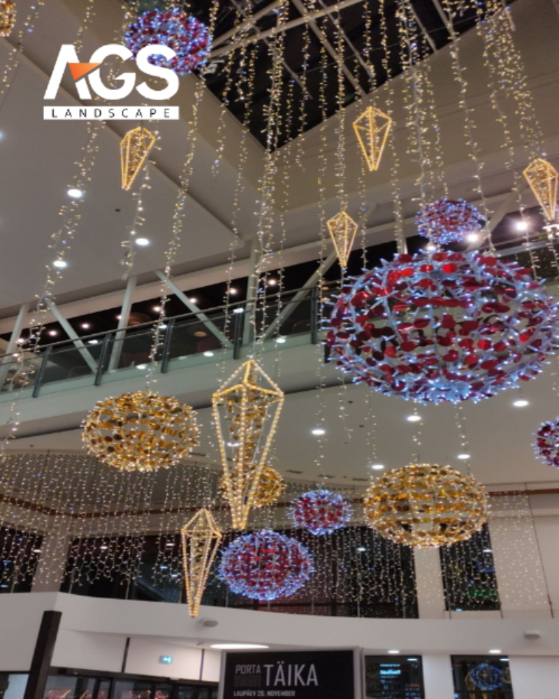 Trang trí trần nhà/giếng trời bằng các vật phẩm treo lơ lửng độc đáo (Nguồn:Pinterest)