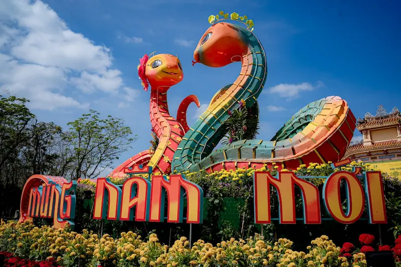 câu chuyện linh vật Rắn hội hoa xuân Huế 2025