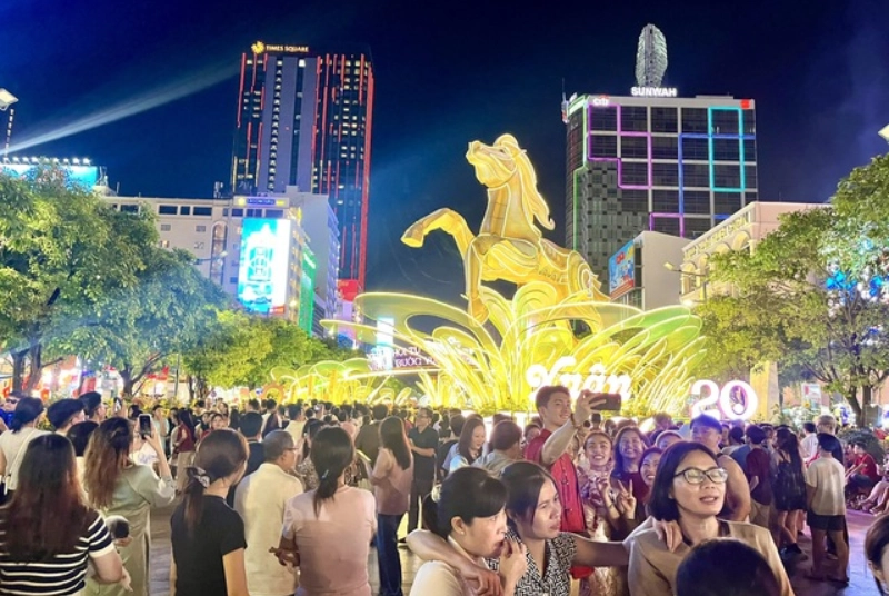 [tphcm.chinhphu.vn] Hơn 1,8 triệu lượt khách tham quan thưởng lãm tại đường hoa Nguyễn Huệ