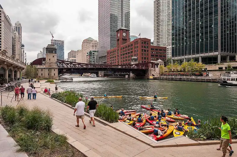 Chicago Riverwalk được thiết kế với mục tiêu tạo ra một không gian công cộng đa chức năng (Nguồn: Yandex)