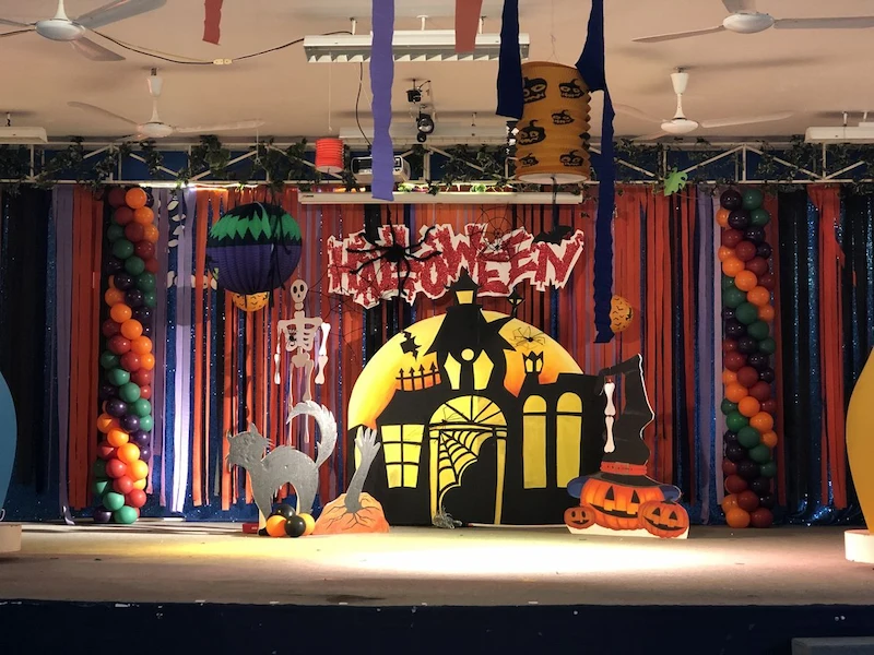 trang trí sân khấu halloween