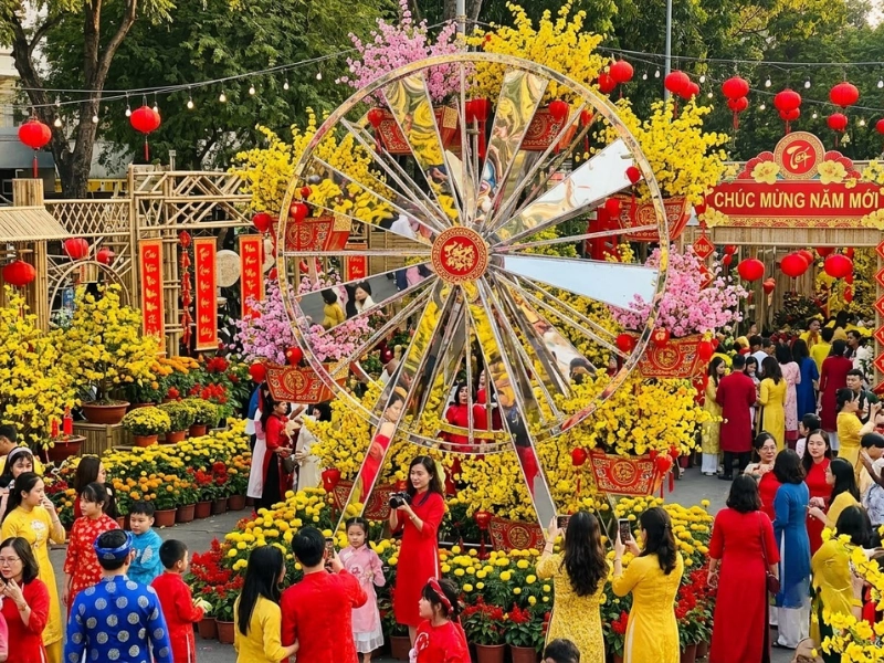 Giá trị thực tế từ một phương án thiết kế đường hoa Tết tại TPHCM bài bản (Nguồn: Internet)