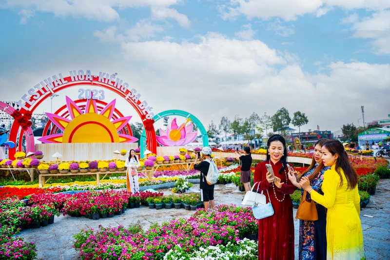 Du khách tham quan, chụp ảnh tại Festival.