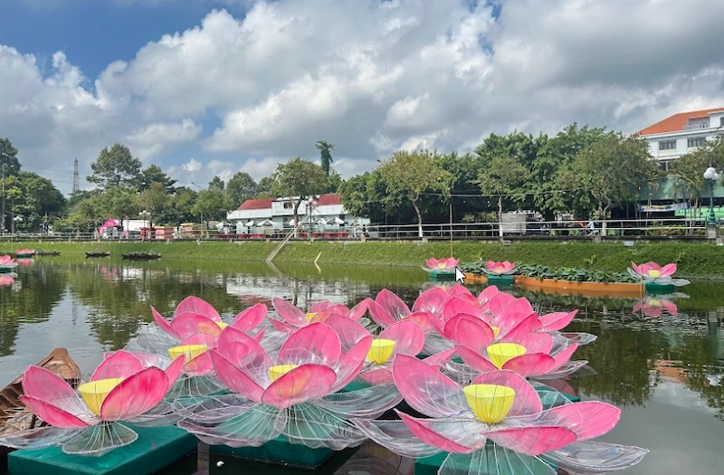 Dòng sông uốn chảy với các đèn hoa sen đẹp mắt, lung linh về khuya (Nguồn: AGS Landscape)