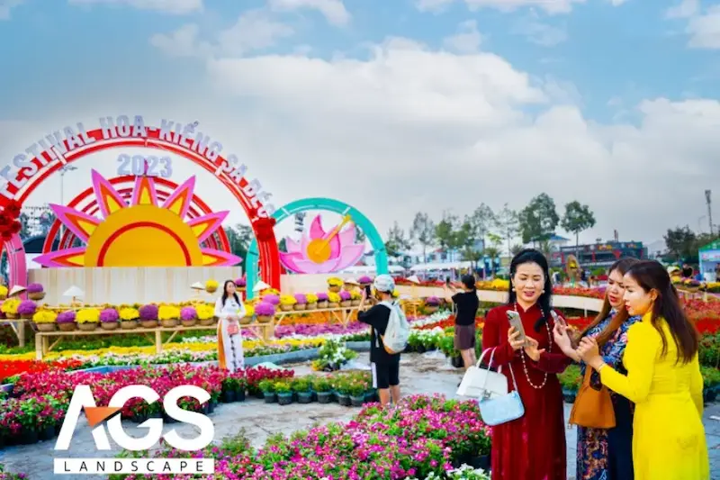 Cổng chào lớn của đường hoa