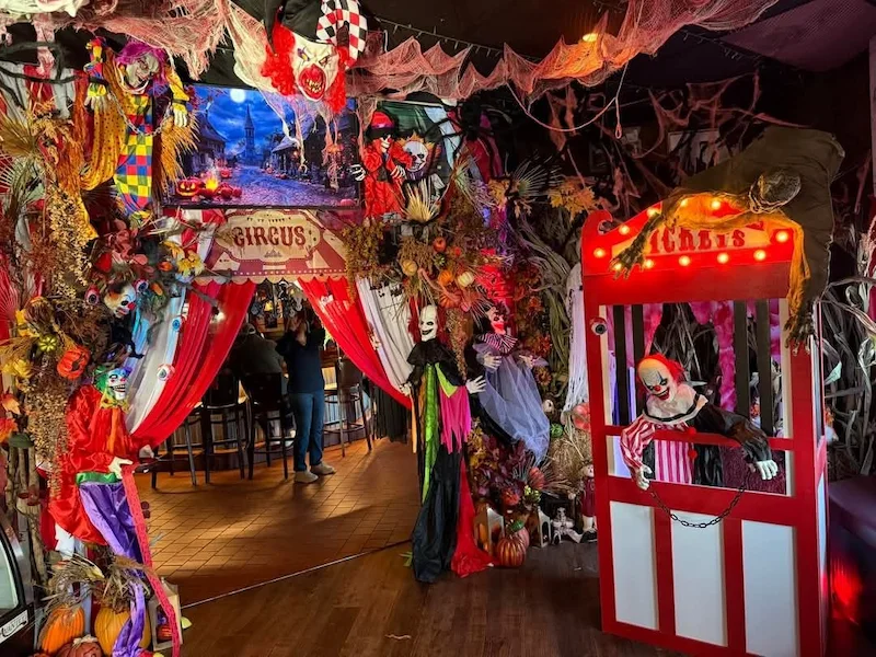 trang trí gian hàng halloween