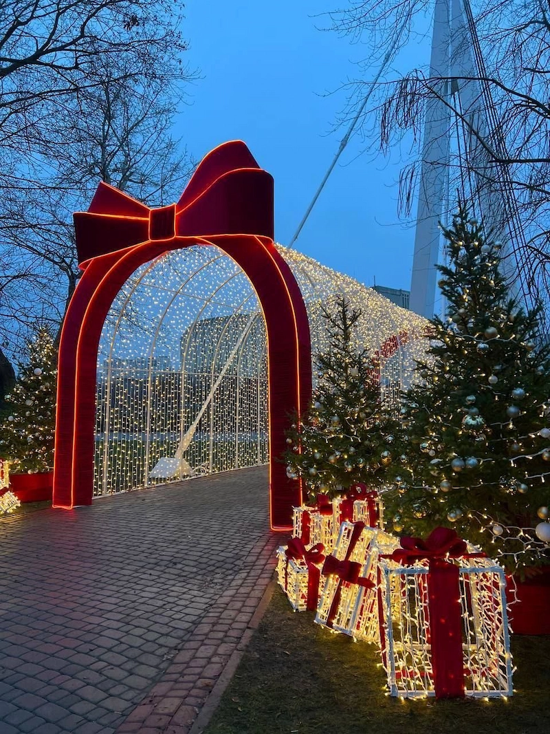 Tại sao trang trí Giáng Sinh ngoài trời lại quan trọng và cần sự chuyên nghiệp? (Nguồn: Pinterest)