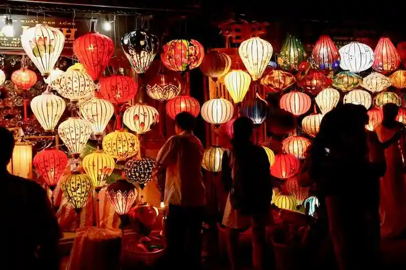 Lễ hội đèn lồng Hội An nổi tiếng với sự hài hòa giữa ánh sáng và kiến trúc cổ, tạo không gian lung linh nhưng vẫn giữ được bản sắc. (Nguồn: Photo By Hamish Clark)