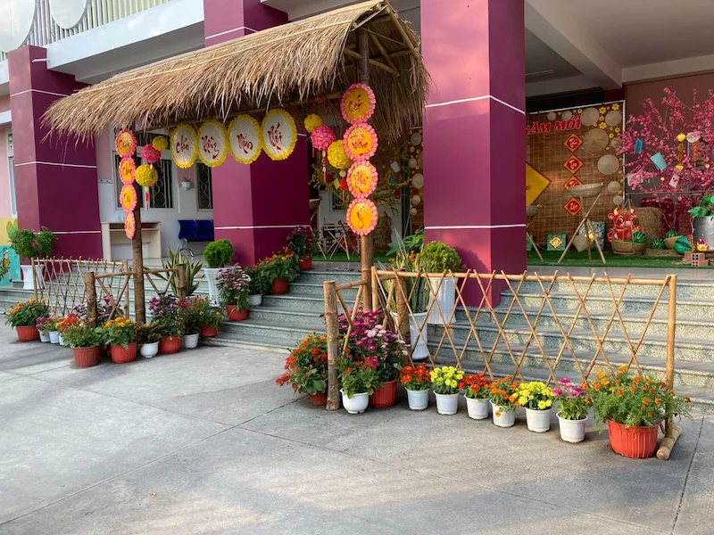 ý tưởng trang trí cổng trường ngày tết