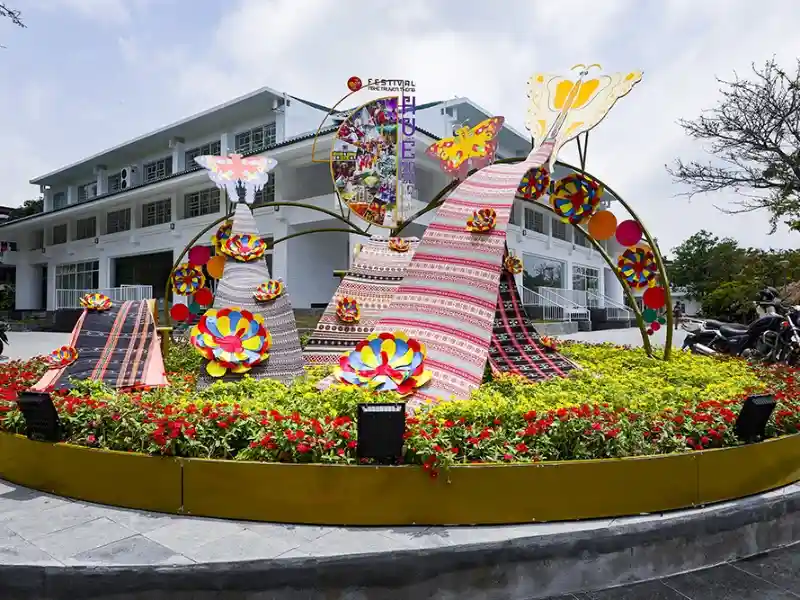 Cổng chào Festival Huế 2023: Tại Festival Huế 2023, AGS Landscape đã mang đến một thiết kế cổng chào đậm chất văn hóa truyền thống. Với chủ đề chính là các nghề thủ công truyền thống như mây tre đan, đệm bàng, diều, nón lá, hoa giấy và trúc chỉ. Các chi tiết trang trí trên cổng chào được lấy cảm hứng từ những sản phẩm đặc trưng của các làng nghề, tạo nên một không gian vừa gần gũi, vừa nghệ thuật. (Nguồn ảnh: AGS Landscape)