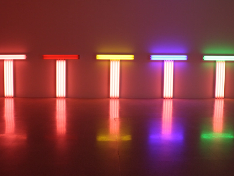 Dan Flavin là người khơi dậy nghệ thuật lắp đặt ánh sáng (Nguồn: artpjf.wordpress.com)