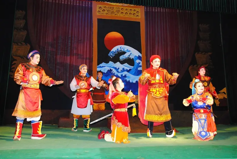 Sân khấu lễ hội không chỉ là nơi trình diễn, mà còn là điểm hội tụ linh thiêng của văn hóa truyền thống (Nguồn ảnh: Internet)