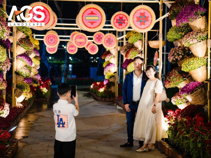 Du khách tham quan thưởng lãm tại Hội Xuân Huế 2026 (Nguồn: AGS Landscape)
