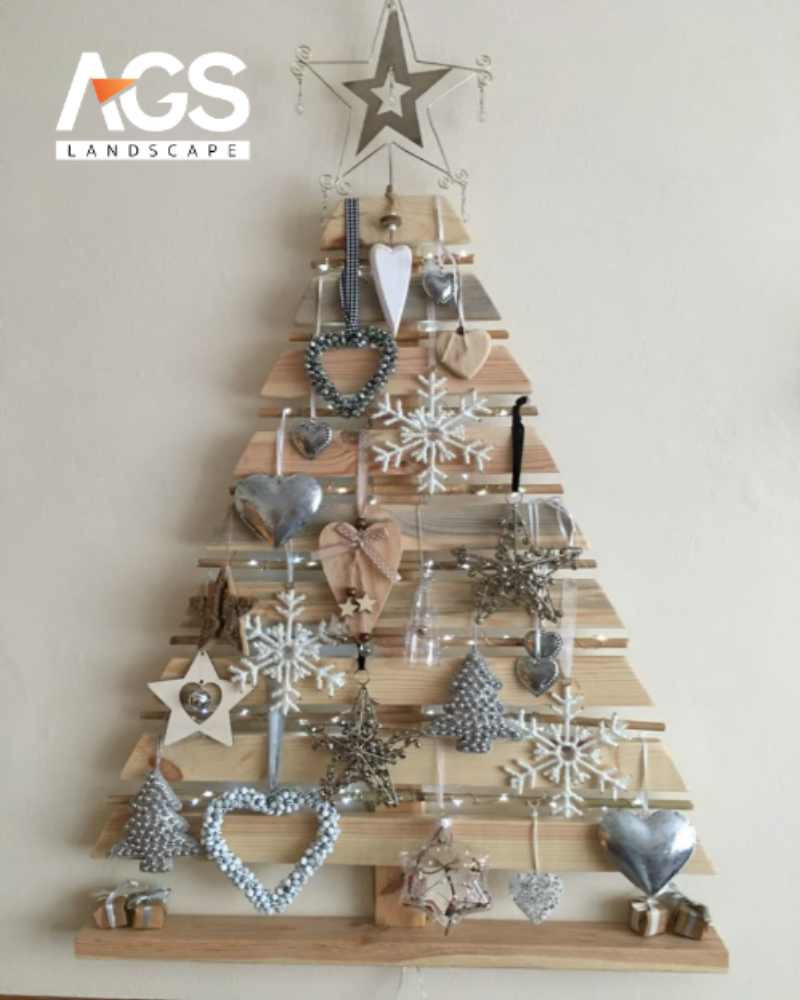 Kệ treo tường và vật dụng trang trí nhỏ (Nguồn: Pinterest)