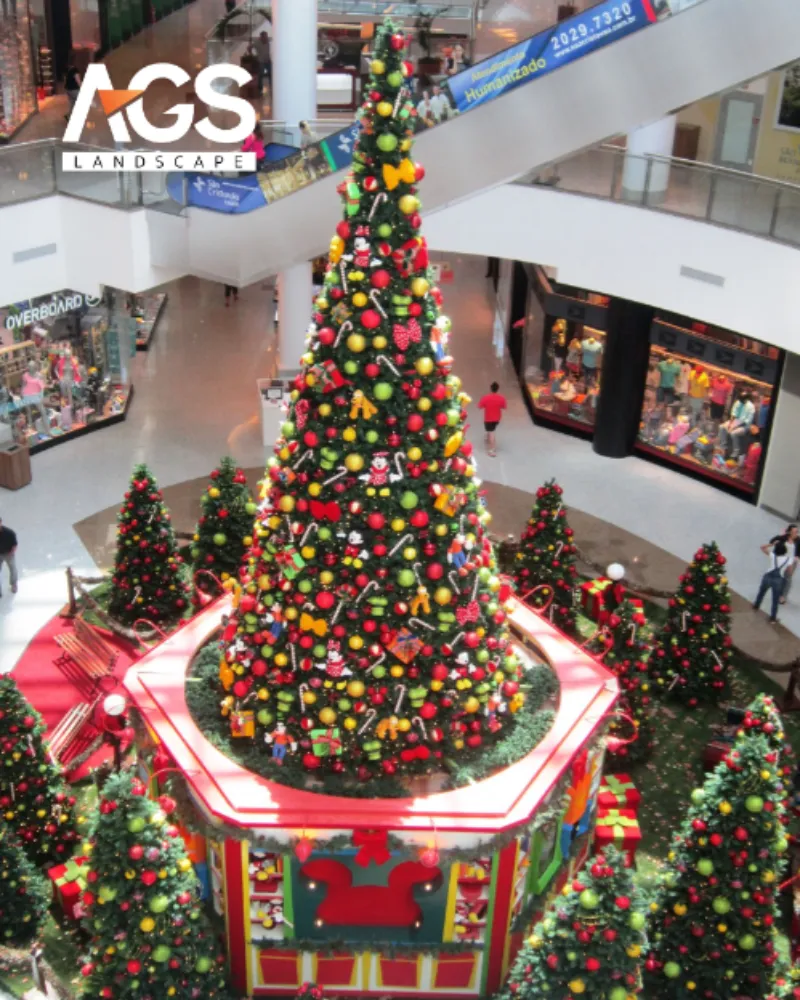 Cây thông Noel khổng lồ với chủ đề riêng biệt (Nguồn:Pinterest)